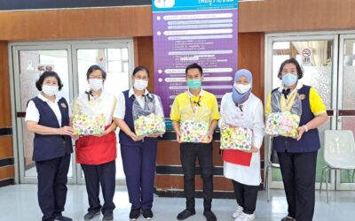 อาสาสมัครกาชาดมอบดอกไม้จันทน์