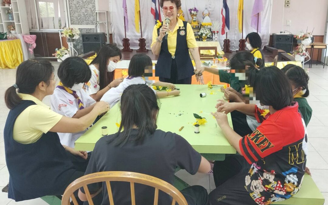 อาสาสมัครกาชาด “โครงการอาสาสมัครกาชาดร่วมใจพัฒนาชุมชนและสังคม” จัดกิจกรรมสอนสาธิตสอนการทำดอกรวงผึ้ง