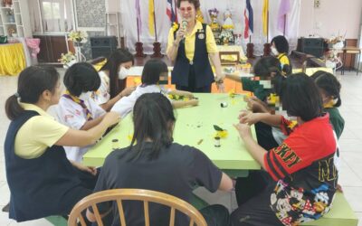 อาสาสมัครกาชาด “โครงการอาสาสมัครกาชาดร่วมใจพัฒนาชุมชนและสังคม” จัดกิจกรรมสอนสาธิตสอนการทำดอกรวงผึ้ง