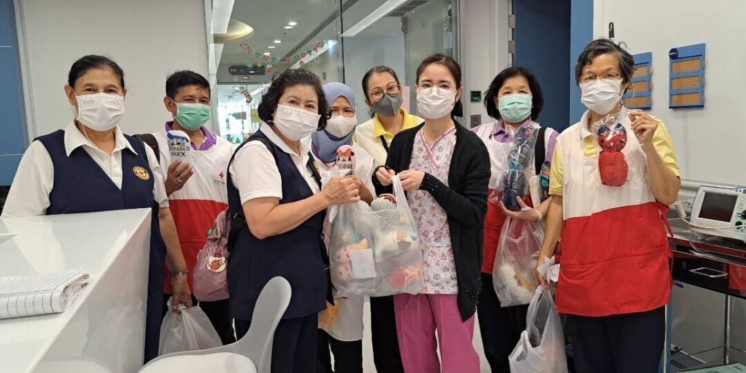 อาสาสมัครกาชาดมอบอุปกรณ์บริหารมือด้วยตุ๊กตาถุงเท้า