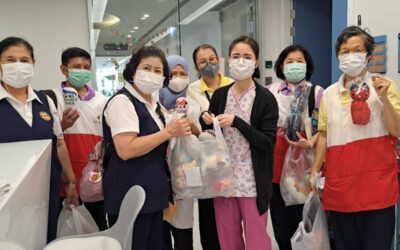 อาสาสมัครกาชาดมอบอุปกรณ์บริหารมือด้วยตุ๊กตาถุงเท้า