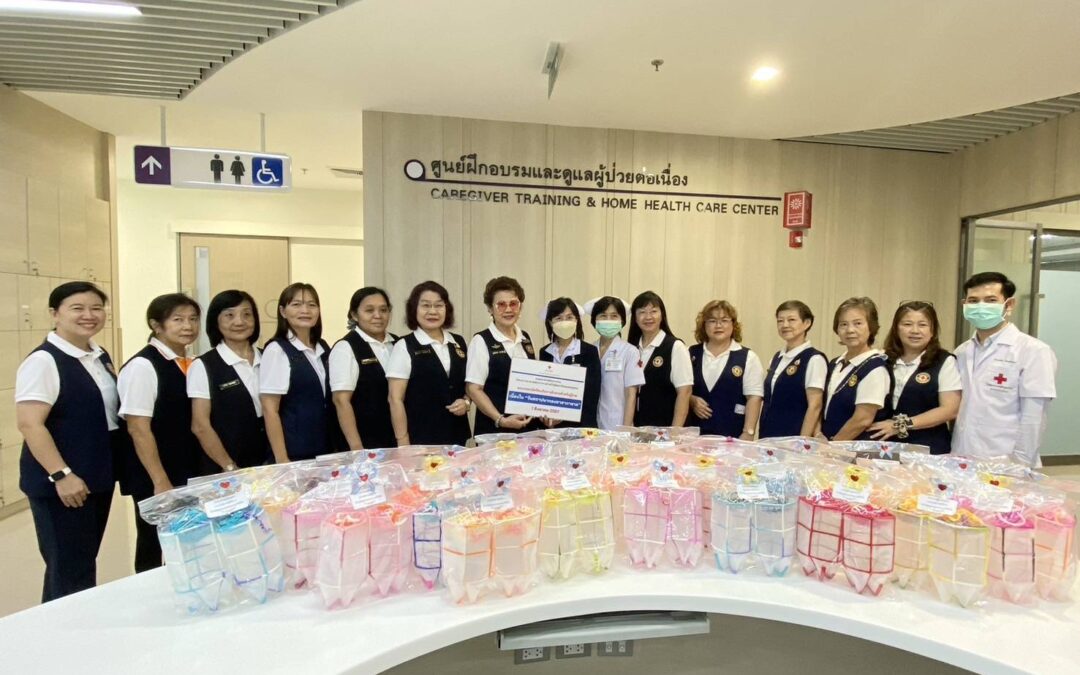 อาสาสมัครกาชาดมอบปลอกมือกันการดึงสายสำหรับผู้ป่วย