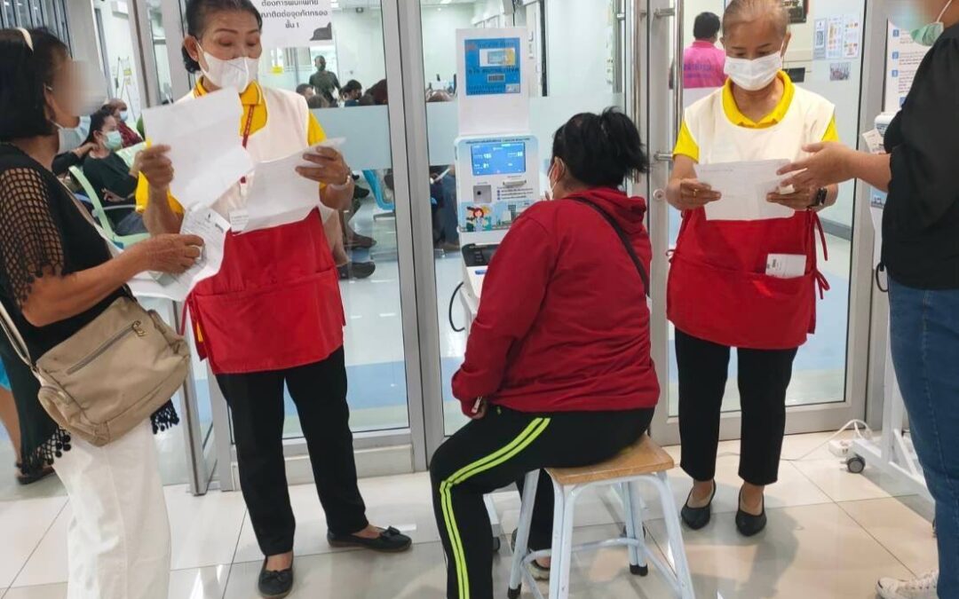 อาสาสมัครกาชาด ปฏิบัติงานโรงพยาบาลสมเด็จพระบรมราชเทวี ณ ศรีราชา จังหวัดชลบุรี