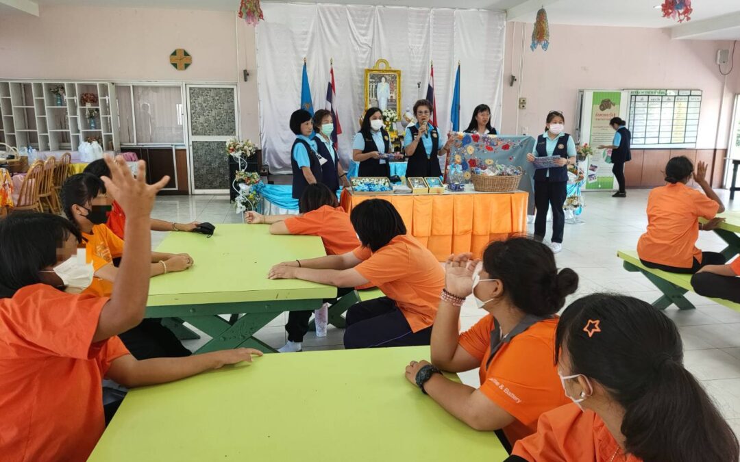 คณะอาสาสมัครกาชาด จัดกิจกรรมสอนสาธิตมาลัยรัก เนื่องในวาระวันแม่แห่งชาติ