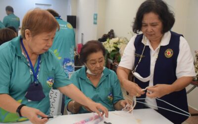 อาสาสมัครกาชาดช่วยปฏิบัติงานด้านการพัฒนาคุณภาพชีวิต สอนสาธิตงานประดิษฐ์เพิ่มมูลค่า