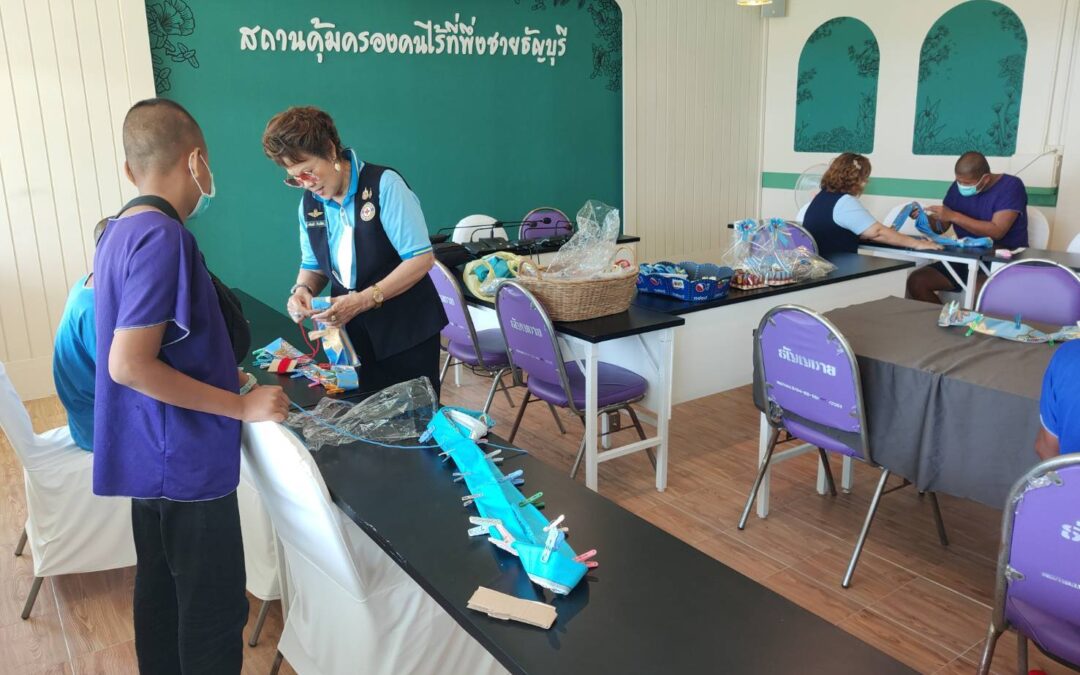 อาสาสมัครกาชาดสอนสาธิตมาลัยรักจากผ้าปาเต๊ะ