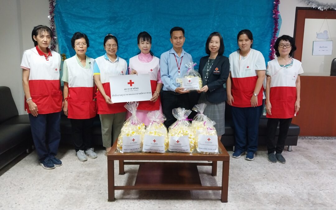 อาสาสมัครกาชาดมอบดอกไม้จันทน์