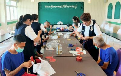 อาสาสมัครกาชาดสอนสาธิตทำภาชนะใส่อุปกรณ์เอนกประสงค์