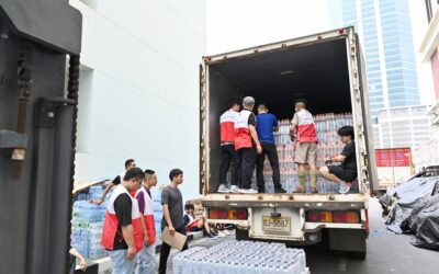 อาสาสมัครกาชาดร่วมปฏิบัติภารกิจขนย้าย ลำเลียงสิ่งของบริจาคจากประชาชนเพื่อเตรียมการนำส่งไปช่วยเหลือประชาชนที่ประสบภัย
