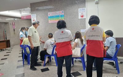 อาสาสมัครกาชาดอำนวยความสะดวกผู้บริจาคโลหิตในเนื่องในวันนวมินทรมหาราช