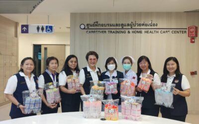 คณะอาสาสมัครกาชาด โครงการอาสาสมัครกาชาดช่วยปฏิบัติงานด้านการพัฒนาคุณภาพชีวิตมอบปลอกมือป้องกันการดึงสายสำหรับผู้ป่วย