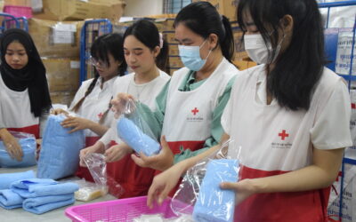 คณะนักศึกษาและอาจารย์จากมหาวิทยาลัยเกริกร่วมกิจกรรมช่วยเหลือผู้ประสบภัย