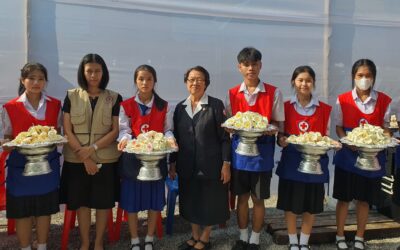 อาสาสมัครกาชาด และอาสายุวกาชาด จังหวัดอุทัยธานี ร่วมปฏิบัติหน้าที่บริการประชาชนที่เดินทางเข้าร่วมในพิธีพระราชทานเพลิง จากเหตุรถบัสไฟไหม้