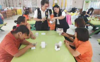 คณะอาสาสมัครกาชาด โครงการอาสาสมัครกาชาดช่วยปฏิบัติงานด้านการพัฒนาคุณภาพชีวิต สอนสาธิตการทำสบู่หอมใบหม่อนทอง