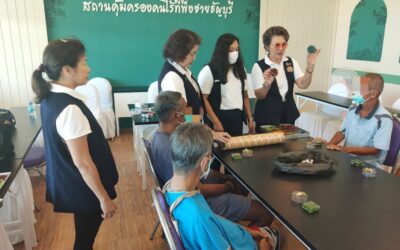 อาสาสมัครกาชาดสอนสาธิตสบู่ใบหม่อนทอง