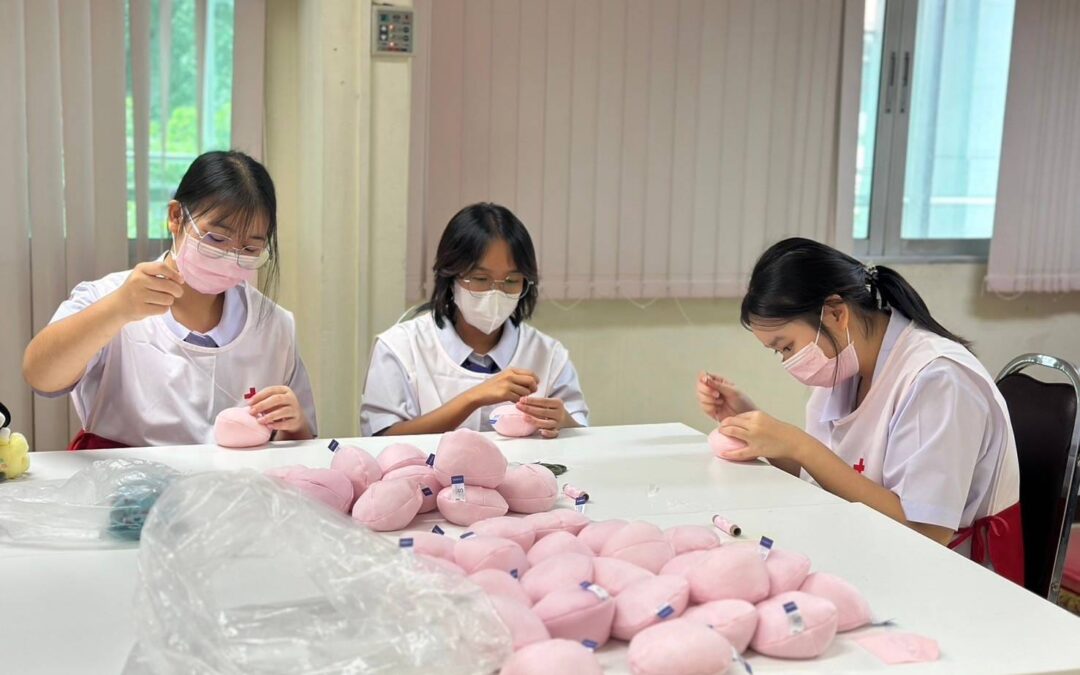 อาสาสมัครกาชาดเย็บเต้านมเทียมเพื่อผู้ป่วยมะเร็ง