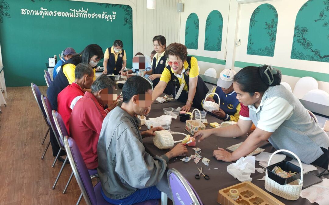 คณะอาสาสมัครกาชาดสอนสาธิตตะกร้าสานเดโคพาจ