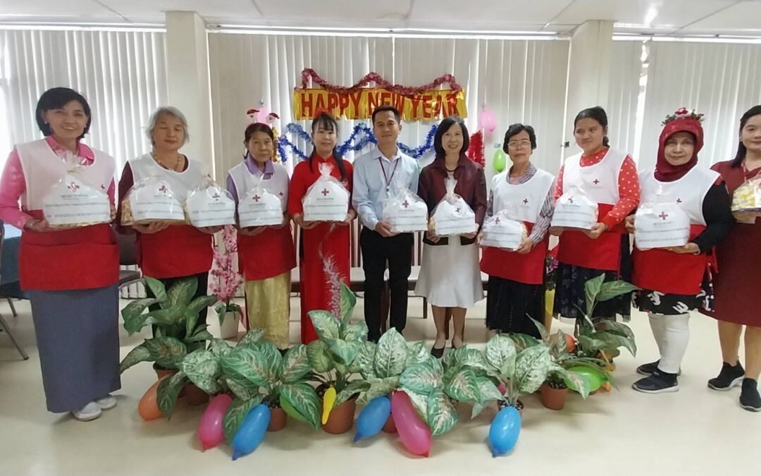 คณะอาสาสมัครกาชาดมอบดอกไม้จันทน์