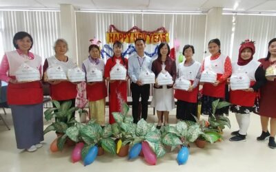 คณะอาสาสมัครกาชาดมอบดอกไม้จันทน์