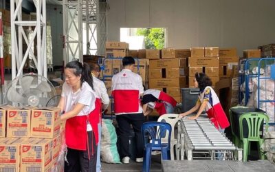 อาสาสมัครกาชาด สำนักงานยุวกาชาดและอาสาสมัครกาชาด สภากาชาดไทย ร่วมบรรจุชุดธารน้ำใจ