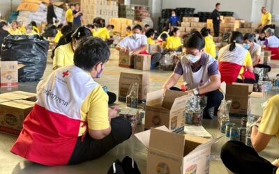 อาสาสมัครกาชาดบรรจุถุงยังชีพพระราชทาน ร่วมกับมูลนิธิอาสาเพื่อนพึ่ง(ภาฯ) ยามยาก สภากาชาดไทย
