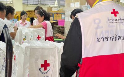 อาสาสมัครกาชาด สำนักงานยุวกาชาดและอาสาสมัครกาชาด สภากาชาดไทย ร่วมบรรจุชุดธารน้ำใจ จำนวน 1,000 ชุด