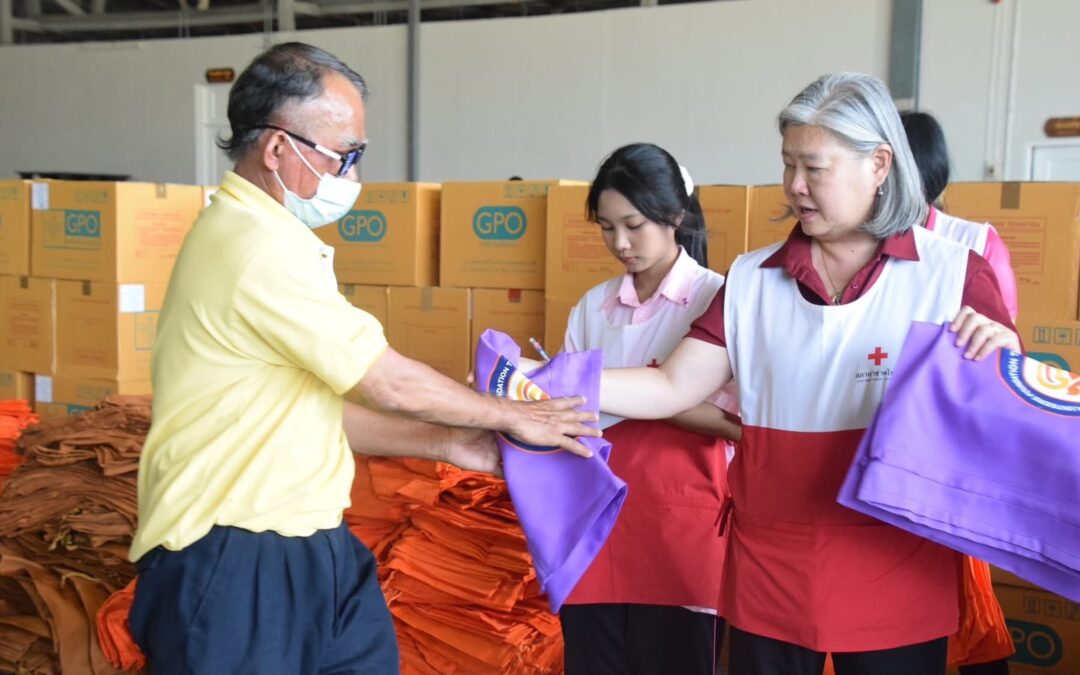 อาสาสมัครกาชาดทุกช่วงวัยจากสำนักงานยุวกาชาดและอาสาสมัครกาชาด และจากบริษัททิพยประกันภัยร่วมบรรจุถุงยังชีพ 10,500 ชุด