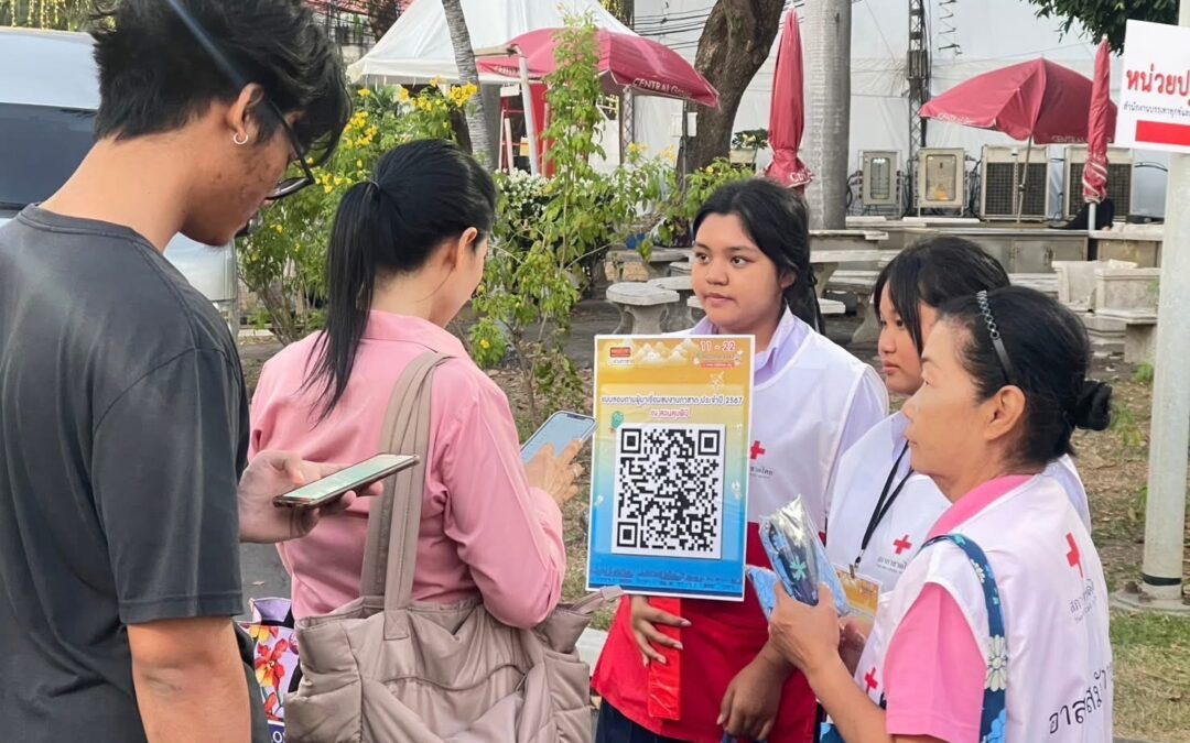 อาสาสมัครกาชาดอำนวยความสะดวกให้กับประชาชนในงานกาชาดประจำปี 2567