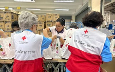 อาสาสมัครกาชาด ชมรมอาสากาชาด สำนักงานยุวกาชาดและอาสาสมัครกาชาด สภากาชาดไทย ร่วมบรรจุชุดธารน้ำใจ จำนวน1,800 ชุด