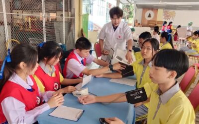 สมาชิกชมรมอาสาสมัครยุวกาชาด ธว. เข้าร่วมกิจกรรมดูแลและอำนวยความสะดวกให้ผู้บริจาคโลหิต จำนวน 20 คน