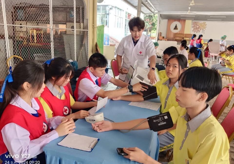 สมาชิกชมรมอาสาสมัครยุวกาชาด ธว. เข้าร่วมกิจกรรมดูแลและอำนวยความสะดวกให้ผู้บริจาคโลหิต จำนวน 20 คน 