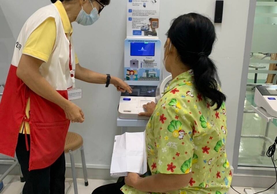 อาสาสมัครกาชาด ปฏิบัติงานโรงพยาบาลสมเด็จพระบรมราชเทวี ณ ศรีราชา จังหวัดชลบุรี และอาสาสมัครกาชาดปฎิบัติงานโรงพยาบาลสมเด็จพระนางเจ้าสิริกิติ์ กรมแพทย์ทหารเรือ กองทัพเรืออำเภอสัตหีบ จังหวัดชลบุรี อำนวยความสะดวกให้แก่ผู้มาใช้บริการแผนกผู้ป่วยนอกในหน่วยบริการต่างๆ ประจำเดือนธันวาคม 2567