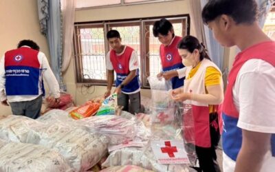 อาสายุวกาชาด และอาสาสมัครกาชาด ชมรมอาสายุวกาชาด สกร.ระดับอำเภอเมืองนครศรีธรรมราช ร่วมกับเหล่ากาชาดจังหวัดนครศรีธรรมราช บรรจุสิ่งของเครื่องอุปโภค บริโภค