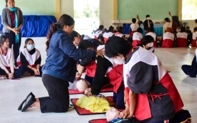 สำนักงานยุวกาชาดกาชาดและอาสาสมัครกาชาด ลงพื้นที่อบรม “การปฏิบัติการช่วยชีวิตขั้นพื้นฐาน CPR และการสำลัก (Choking) ให้กับอาสาสมัครกาชาดโรงเรียนกุดรังประชาสรรค์ และโรงเรียนนาเชือกพิทยาสรรค์