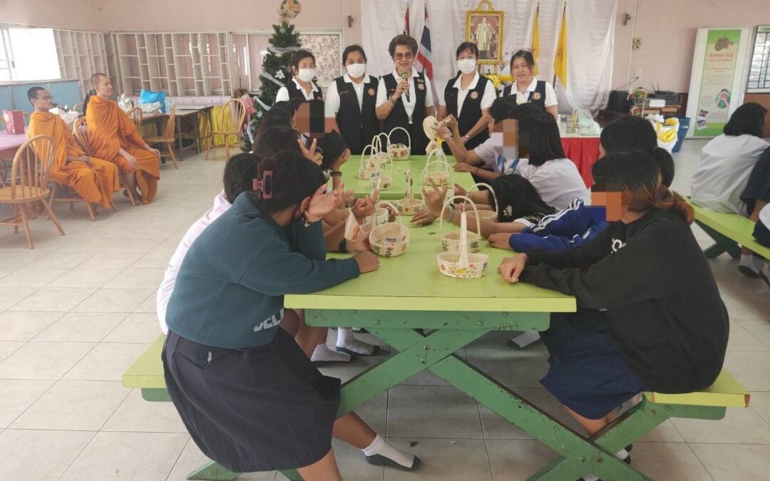 อาสาสมัครกาชาดสอนสาธิตตะกร้าเดโคพาจ