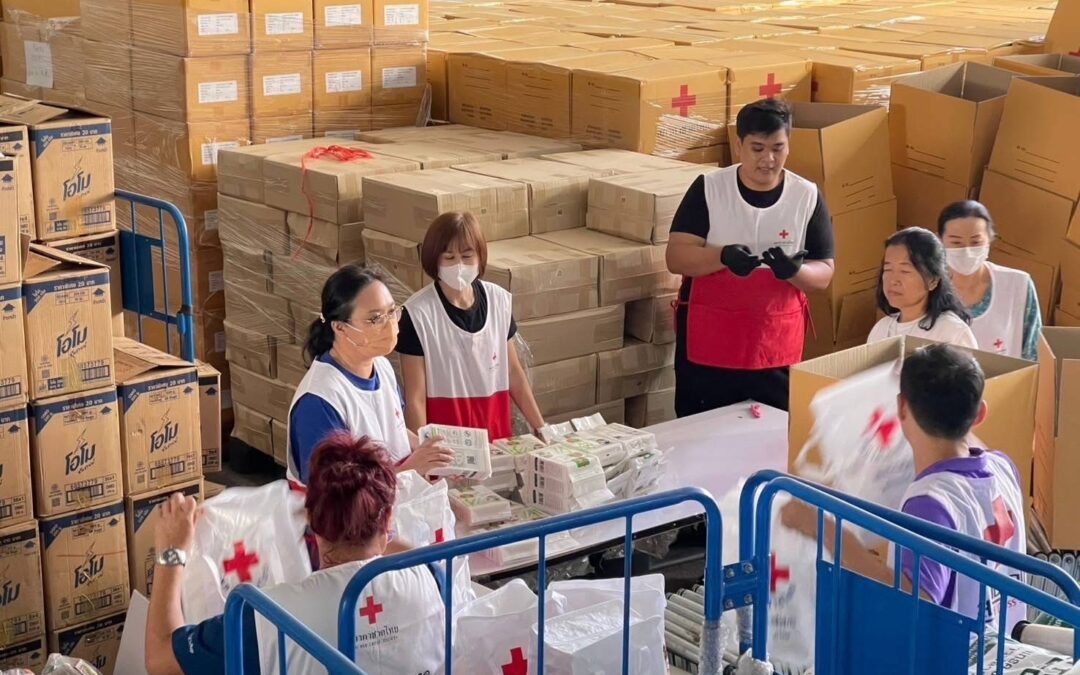 อาสาสมัครกาชาด จำนวน 28 คน ร่วมกันบรรจุถุงชุดธารน้ำใจเพื่อผู้สูงอายุ จำนวน 2,150 ชุด