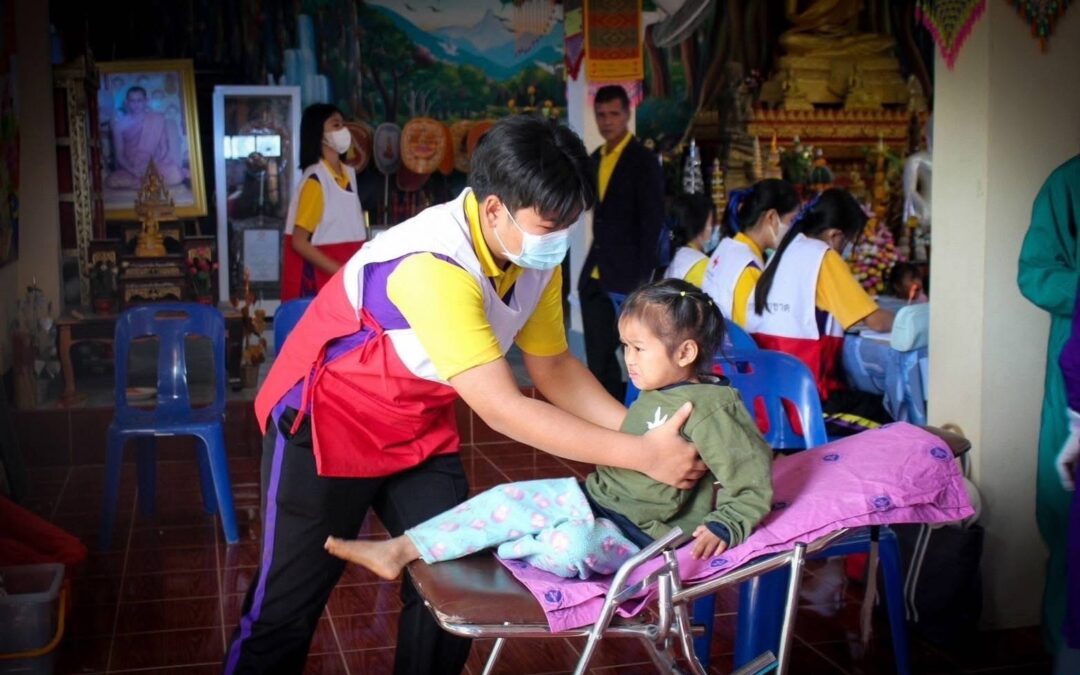 สำนักงานยุวกาชาดและอาสาสมัครกาชาด นำอาสาสมัครกาชาดลงพื้นที่ เพื่อสนับสนุนงานตรวจสุขภาพประชาชนในชุมชน ร่วมกับหน่วยแพทย์เคลื่อนที่มูลนิธิแพทย์อาสาสมเด็จพระศรีนครินทราบรมราชชนนี (พอ.สว.)