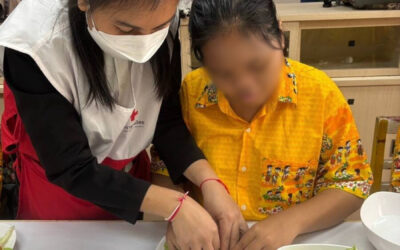 อาสาสมัครกาชาด สำนักงานยุวกาชาดและอาสาสมัครกาชาด สอนนักเรียนตาบอดประกอบอาหาร