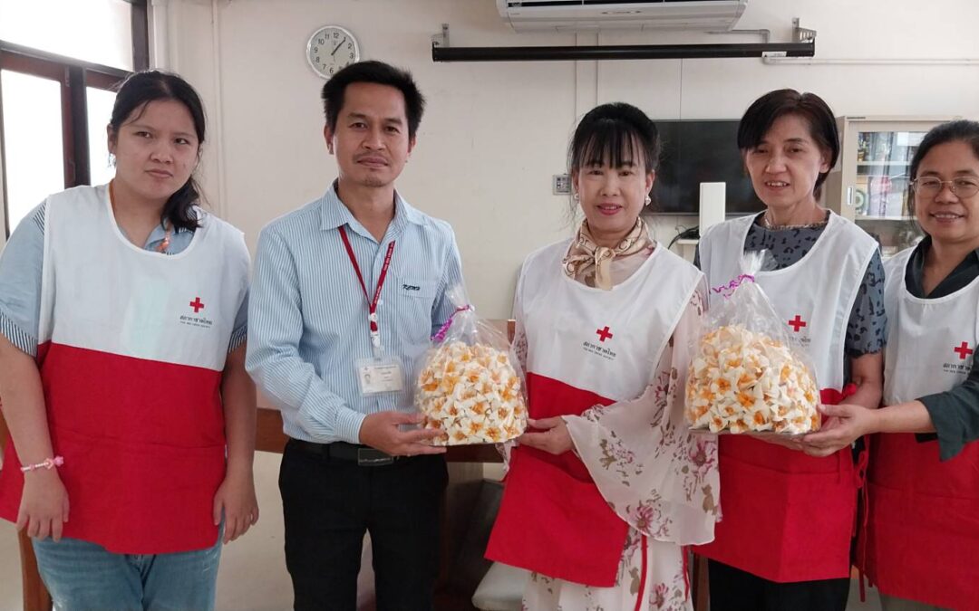 คณะอาสาสมัครกาชาดมอบดอกไม้จันทน์เพื่อใช้ในงานฌาปนกิจผู้ยากไร้และผู้เสียชีวิตที่ไร้ญาติ