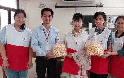 คณะอาสาสมัครกาชาดมอบดอกไม้จันทน์เพื่อใช้ในงานฌาปนกิจผู้ยากไร้และผู้เสียชีวิตที่ไร้ญาติ