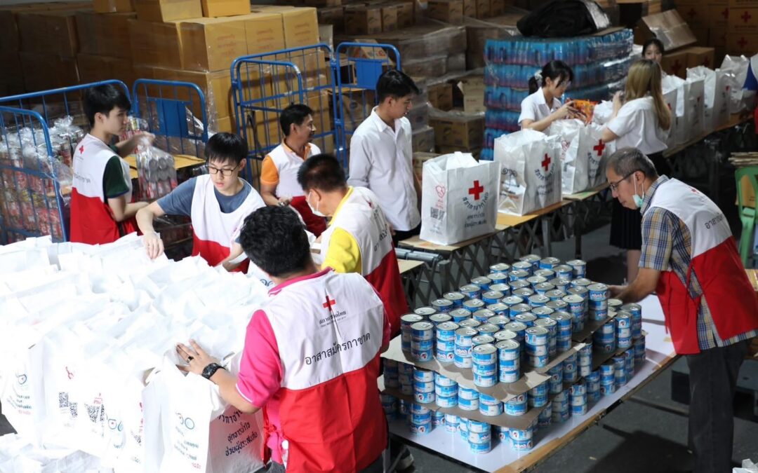 อาสาสมัครกาชาด ร่วมบรรจุชุดธารน้ำใจเพื่อช่วยเหลือผู้ประสบภัยแผ่นดินไหวในเมียนมา