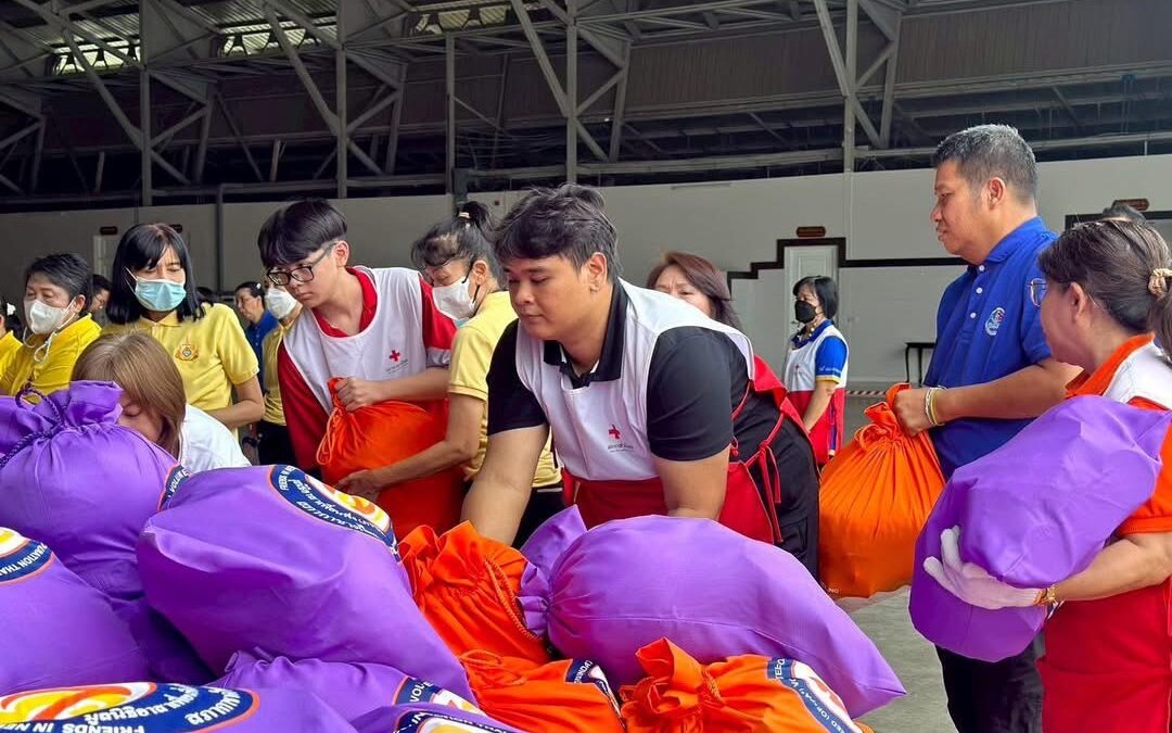 อาสาสมัครกาชาด จำนวน 20 คน ร่วมบรรจุถุงยังชีพพระราชทาน มูลนิธิอาสาเพื่อนพึ่ง (ภาฯ) ยามยาก สภากาชาดไทย