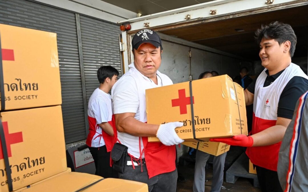 น้ำใจไร้พรมแดน! อาสาสมัครกาชาดลำเลียงชุดธารน้ำใจ มุ่งหน้าสู่ผู้ประสบภัยแผ่นดินไหวในเมียนมาในวันที่ 4 เมษายน 2568