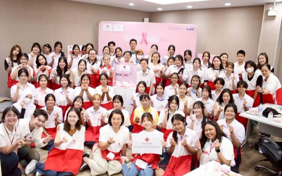 อาสาสมัครกาชาด 125 คน ร่วมกับบริษัทซาบีน่า เย็บเต้านมเทียม 450 เต้าเพื่อผู้ป่วยมะเร็งเต้านม