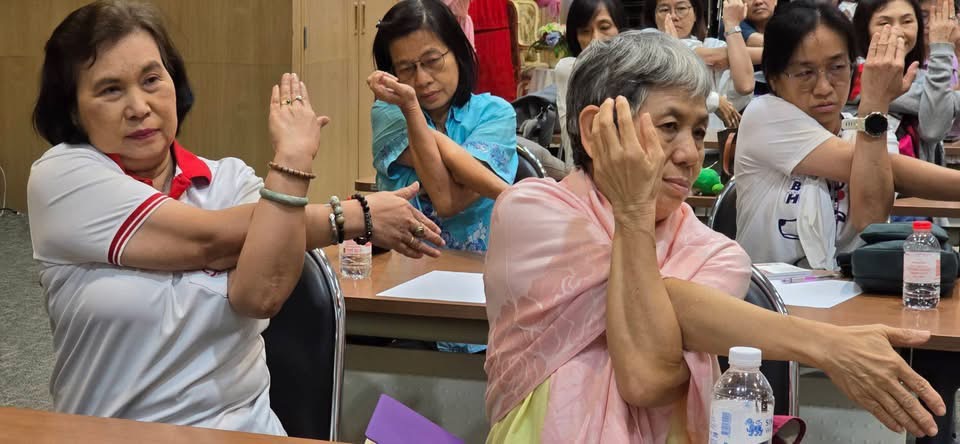 สำนักงานยุวกาชาดและอาสาสมัครกาชาดจัดอบรมเรื่องออกกำลังกายเพื่อป้องกันการพลัดตกหกล้มที่บ้านสำหรับผู้สูงอายุ