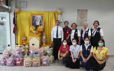 คณะอาสาสมัครกาชาดมอบดอกไม้จันทน์แก่ผู้แทนโรงพยาบาลตำรวจ