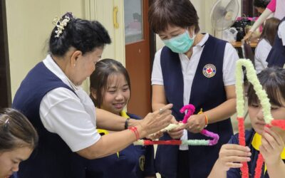 อาสาสมัครกาชาดโครงการอาสาสมัครกาชาดปันความรู้สู่ประชาชน ครั้งที่ 4 สอนสาธิตการทำลูกบอลบีบมือและไม้แขวนเสื้อเพิ่มมูลค่า