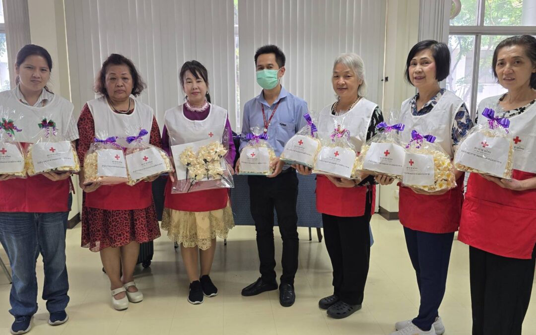 คณะอาสาสมัครกาชาดส่งมอบดอกไม้จันทน์