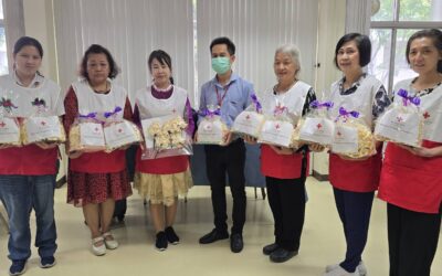 คณะอาสาสมัครกาชาดส่งมอบดอกไม้จันทน์