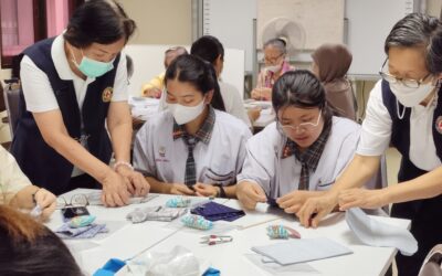 คณะอาสาสมัครกาชาดโครงการอาสาสมัครแบ่งปันความรู้สู่ประชาชน สอนสาธิตหมวกผ้าสำหรับผู้ป่วยมะเร็ง